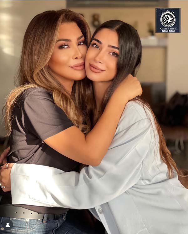 الفنانة نوال الزغبي تتألق بفستان أسود من تصميم ابنتها تيا
